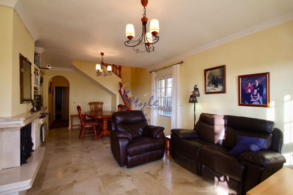 Buy detached villa near the golf course in Eagles Nestde Villamartin. ID: 4155