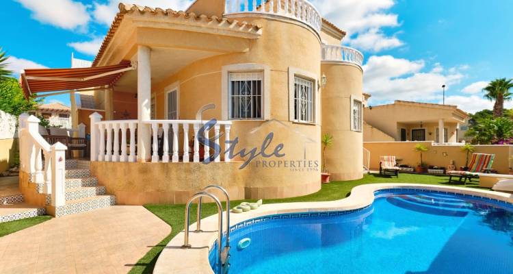 Chalet independiente con piscina privada en venta en Pinar de Campoverde, Costa Blanca Sur, España