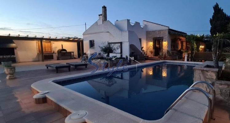 Buy Country house on a large plot in Los Montesinos, Costa Blanca. ID: 4165