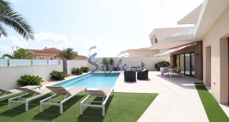 Comprar villa con parcela y piscina privada en Ciudad Quesada cerca del mar. ID 4168 