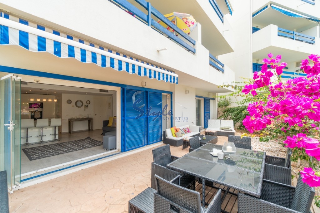 Comprar apartamento con piscina y cerca del mar en Playa Flamenca, Orihuela Costa. ID: 4176