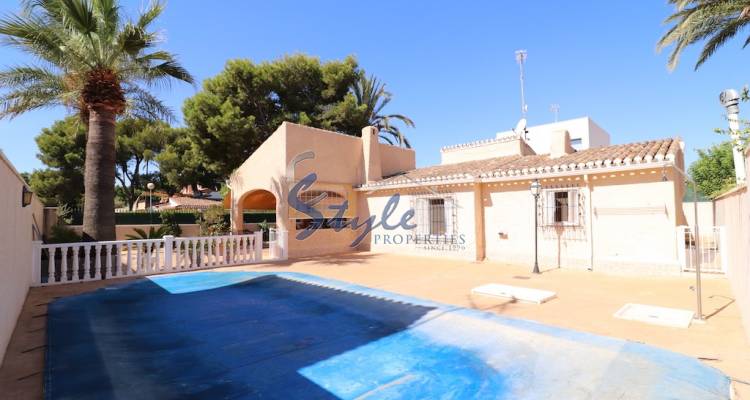 Buy villa close to the sea in Torrevieja, Costa Blanca. ID: 4183