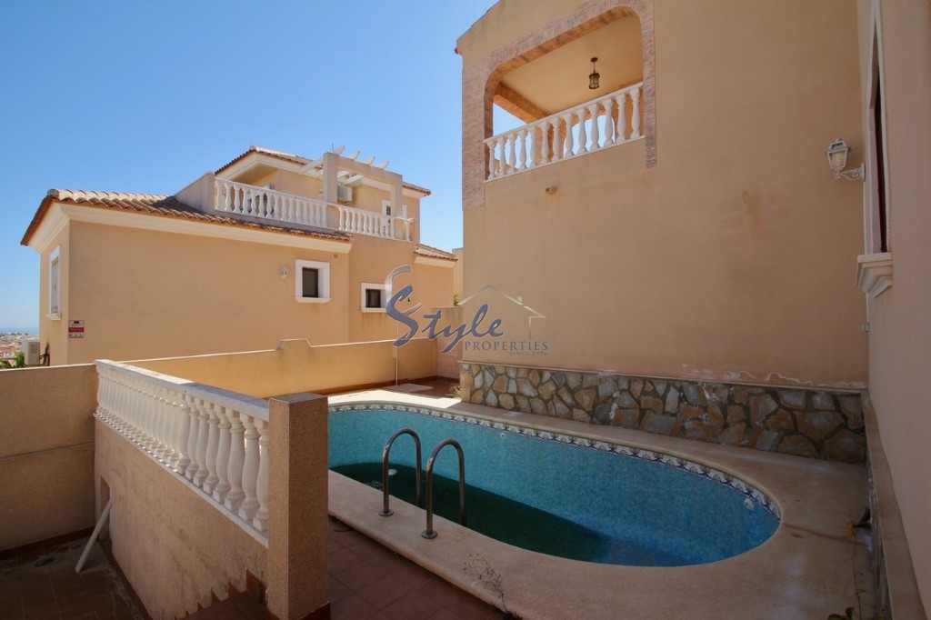 Buy detached villa near the golf course in Eagles Nestde Villamartin. ID: 4213