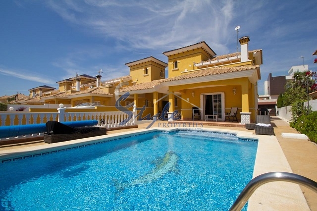 Comprar Villa independiente en La Zenia, cerca de las playas de Orihuela Costa. ID: 4215