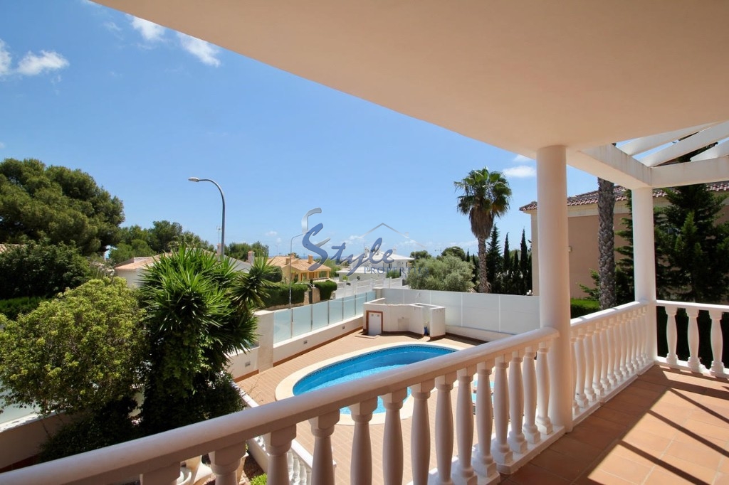 For sale detached villa near the golf course in Villamartin. ID: 4218