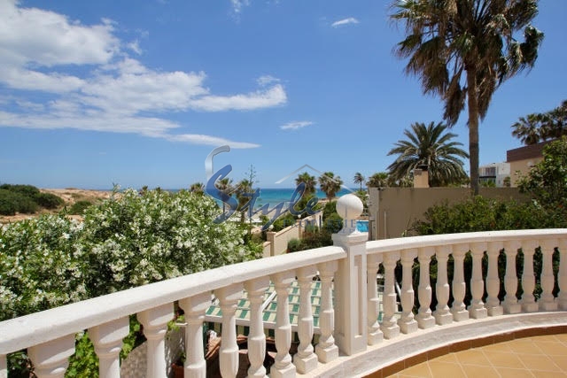 Buy villa with pool in Playa Flamenca, near the sea and close to the beaches of Orihuela Costa. ID: 4219