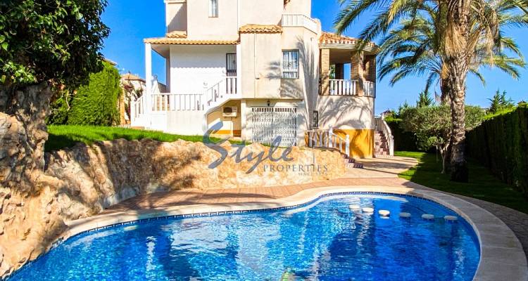 En venta villa de 5 habitaciones  en Lomas de Cabo Roig,  orihuela Costa Costa Blanca. ID1808