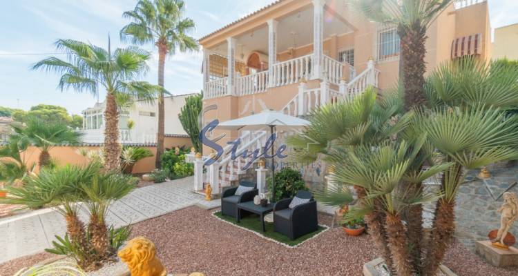 Buy independent villa with lovely garden areas Los Balcones, Torrevieja, Costa Blanca. ID: 4222
