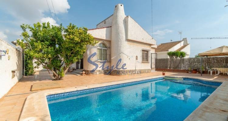 Buy independent chalet with private pool, 900m from the beach in Mil Palmeras. ID 4223