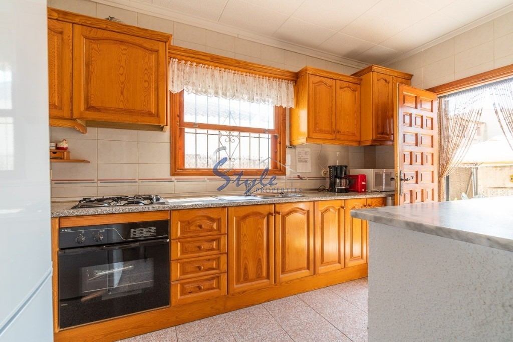 Buy independent chalet with private pool, 900m from the beach in Mil Palmeras. ID 4223