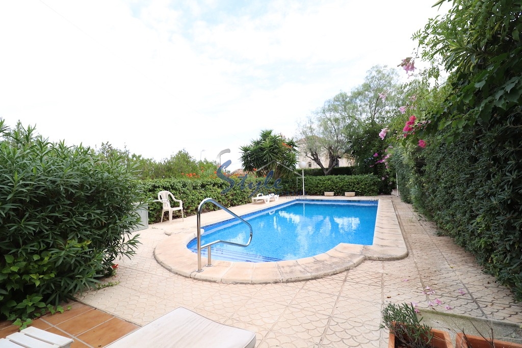 Comprar casa pareada con jardín y piscina en Los Balcones, Torrevieja. ID 4225