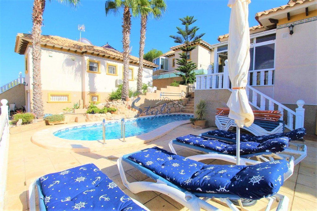 Buy detached villa near the golf course in Eagles Nestde Villamartin. ID: 4231