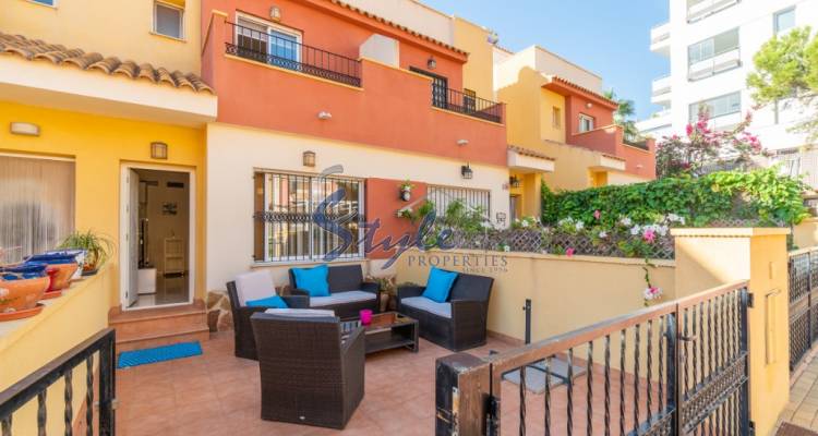 Comprar casa adosada con 3D con piscina y cerca del mar en Playa Flamenca, Orihuela Costa. ID: 4232