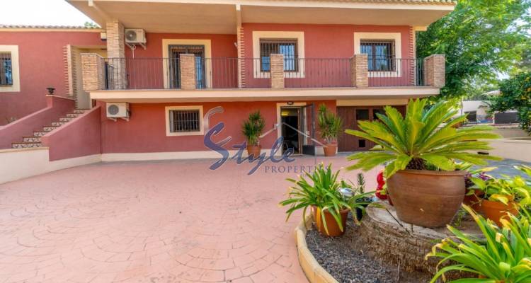 Comprar chalet independiente con bonitas zonas ajardinadas y piscina en Los Balcones, Torrevieja. ID 4254