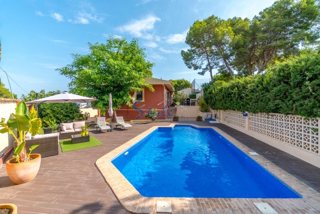 Buy independent villa with lovely garden areas and pool Los Balcones, Torrevieja, Costa Blanca. ID: 4254