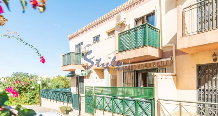 Comprar tríplex adosado con garaje y piscina muy cerca del mar en Playa Flamenca, Orihuela Costa. ID: 4260