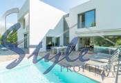 Comprar villa de lujo con zonas ajardinadas y piscina en Las Colinas Golf & Country Club, Villamartín, Orihuela Costa. id 4264