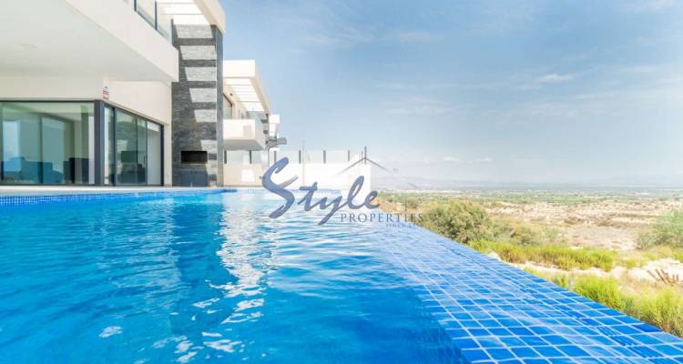 Comprar villa con parcela y piscina privada en Ciudad Quesada cerca del mar. ID 4265 