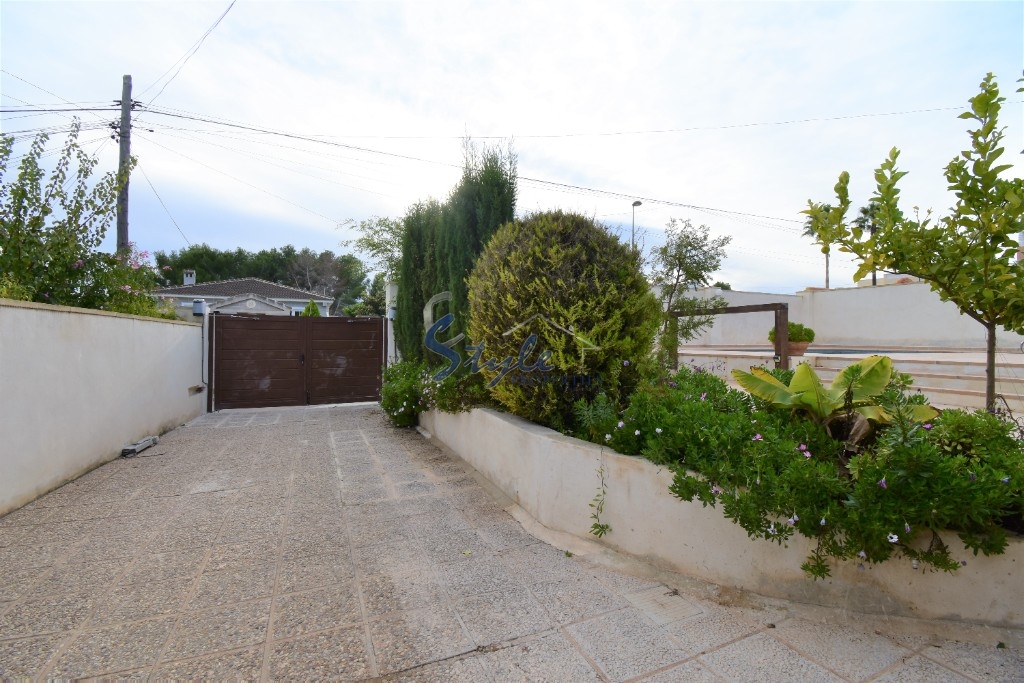 Comprar casa independiente con piscina en Pinar de Campoverde, Costa Blanca, España. ID 4275