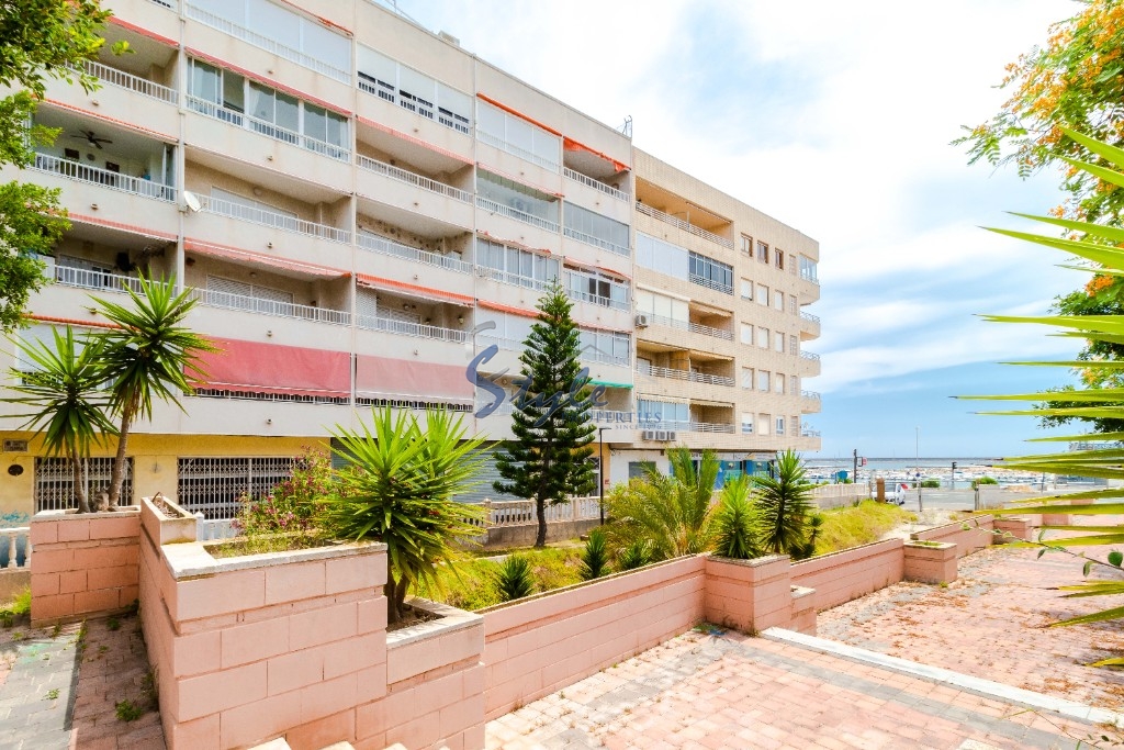 Buy Townhouse close to the sea in Playa de los Naufragos, Torrevieja, Costa Blanca. ID: 4276
