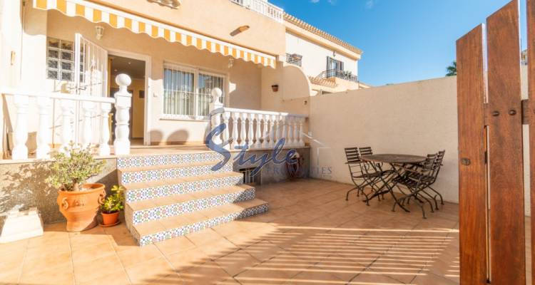 Comprar tríplex adosado con garaje y piscina muy cerca del mar y ambas playas en Playa Flamenca, Orihuela Costa. ID: 4277