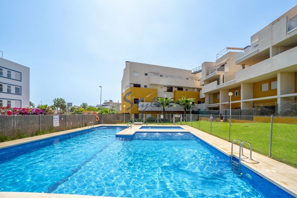 Comprar apartamento ático con piscina y cerca del mar en Playa Flamenca, Orihuela Costa. ID: 4279