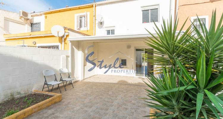 Comprar dúplex adosado con jardín y piscina en Los Balcones, Torrevieja. ID 4284