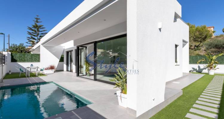 Buy detached house with pool in Pinar de Campoverde, Costa Blanca, Spain. ID: ON1352