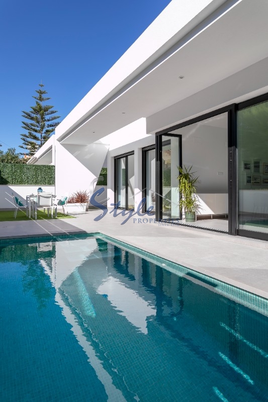 Comprar casa independiente con piscina en Pinar de Campoverde, Costa Blanca, España. ID ON1352