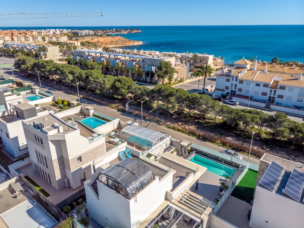 Comprar casi nueva villa en Dehesa de Campoamor al lado del mar. ID 4285