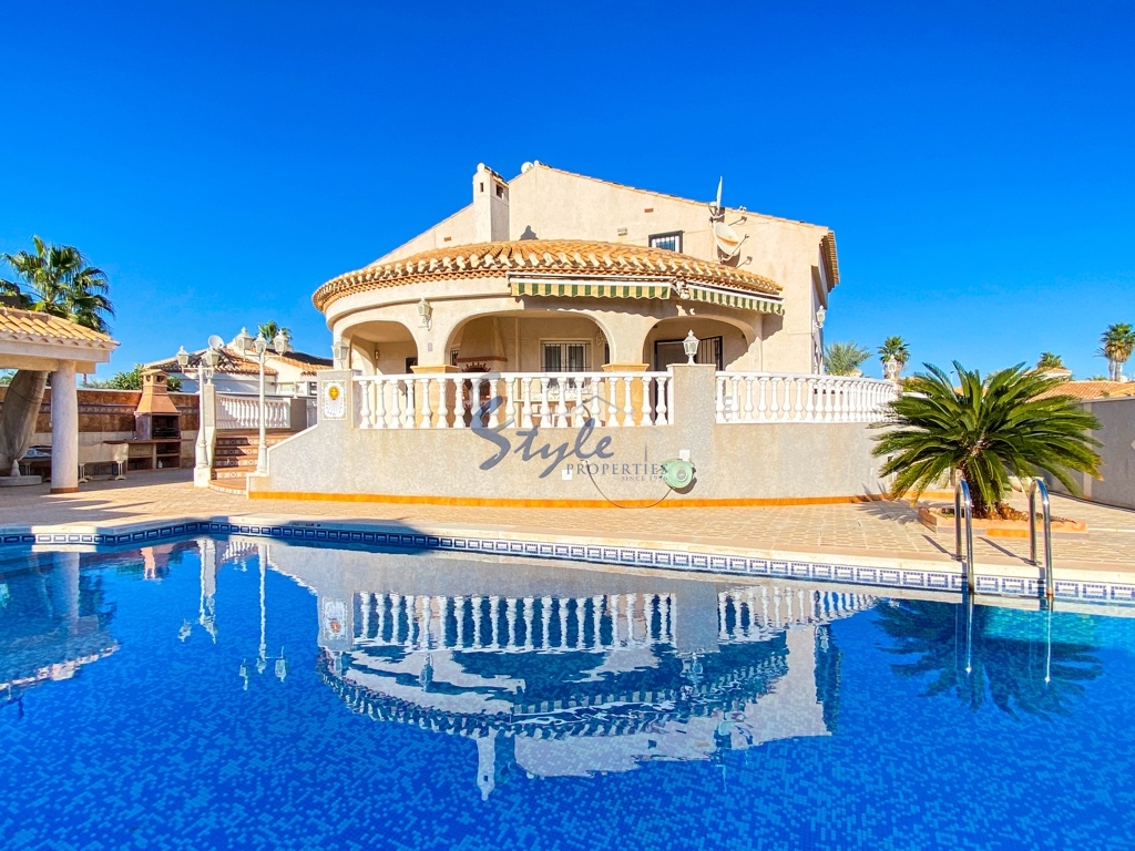 Villa for sale in Playa Flamenca, Orihuela Costa, Costa Blanca, Spain. ID3535