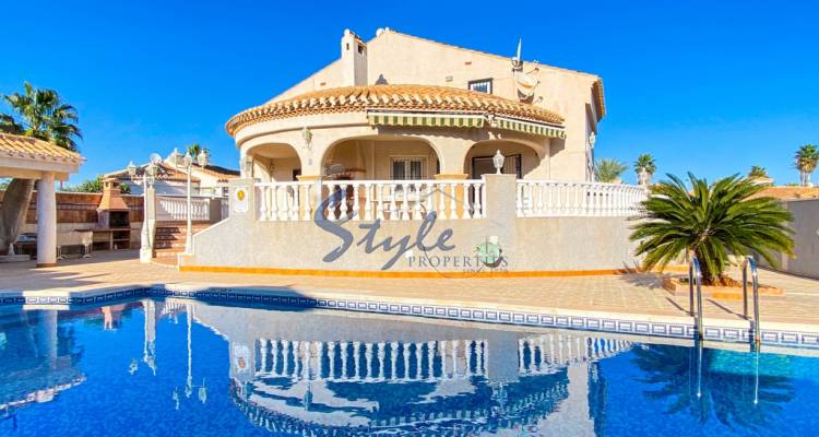 Villa for sale in Playa Flamenca, Orihuela Costa, Costa Blanca, Spain. ID3535