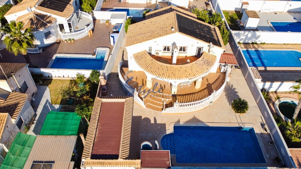 Villa en venta Playa Flamenca, cerca de Centro Comercial Zenia Boulvar.ID3535
