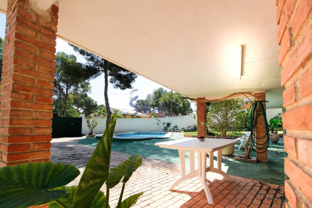 Buy independent villa with lovely garden areas and pool Los Balcones, Torrevieja, Costa Blanca. ID: 4305