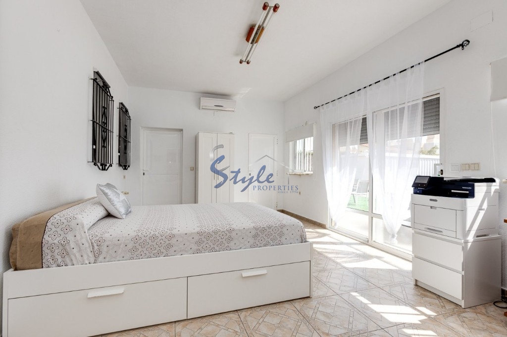 Resale - Villa - Torrevieja