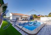 Comprar chalet independiente con bonitas zonas ajardinadas y piscina en Torreta Florida, Torrevieja. ID 4314
