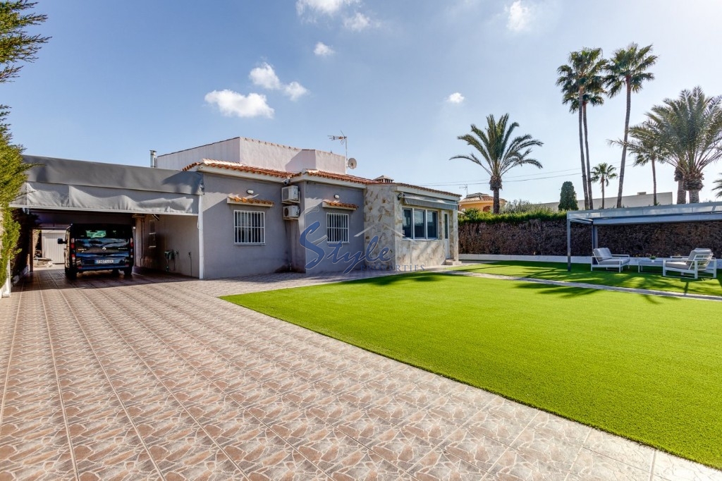 Comprar chalet independiente con bonitas zonas ajardinadas y piscina en Torreta Florida, Torrevieja. ID 4314