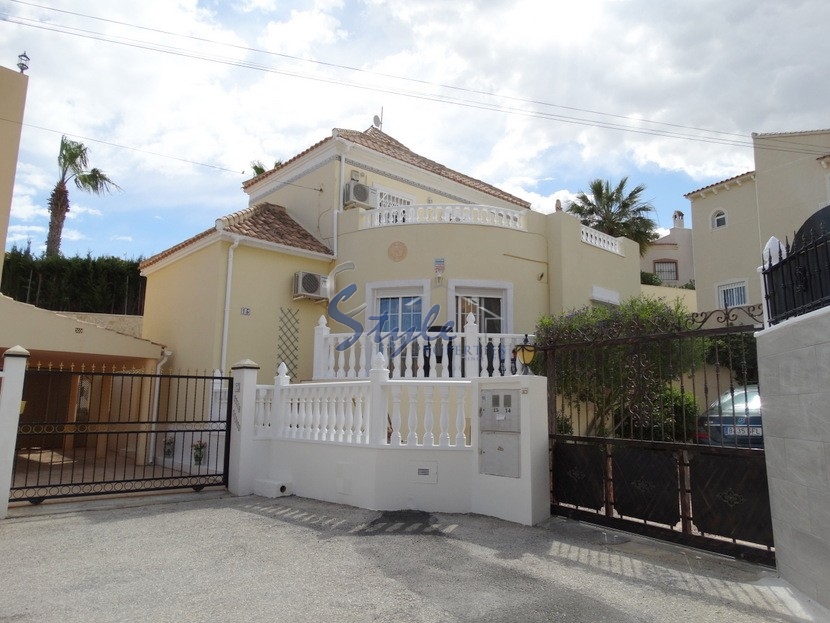 Buy villa near the golf course in El Galan de Villamartin. ID 4315