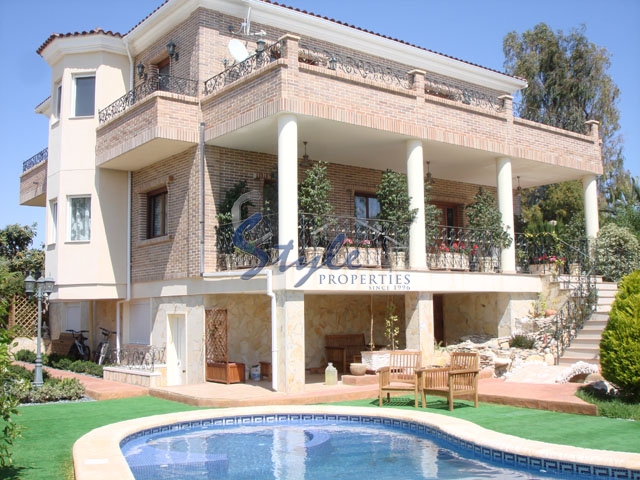 Comprar villa con parcela y piscina privada en Ciudad Quesada cerca del mar. ID 4316 