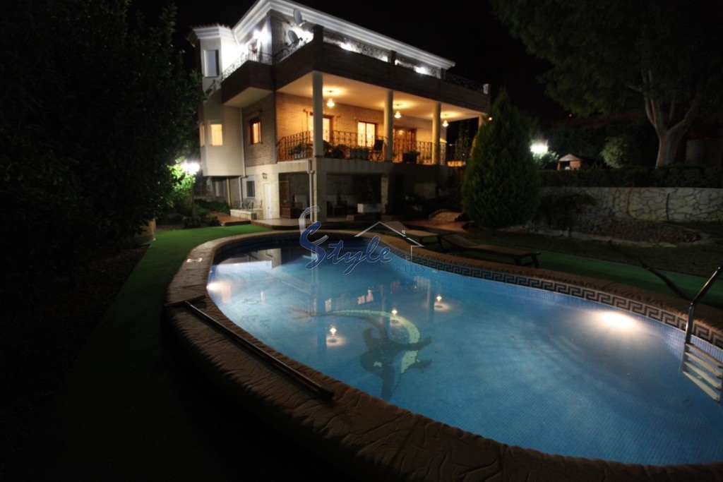 Buy villa with plot and private pool in Ciudad Quesada close to the sea. ID 4316 
