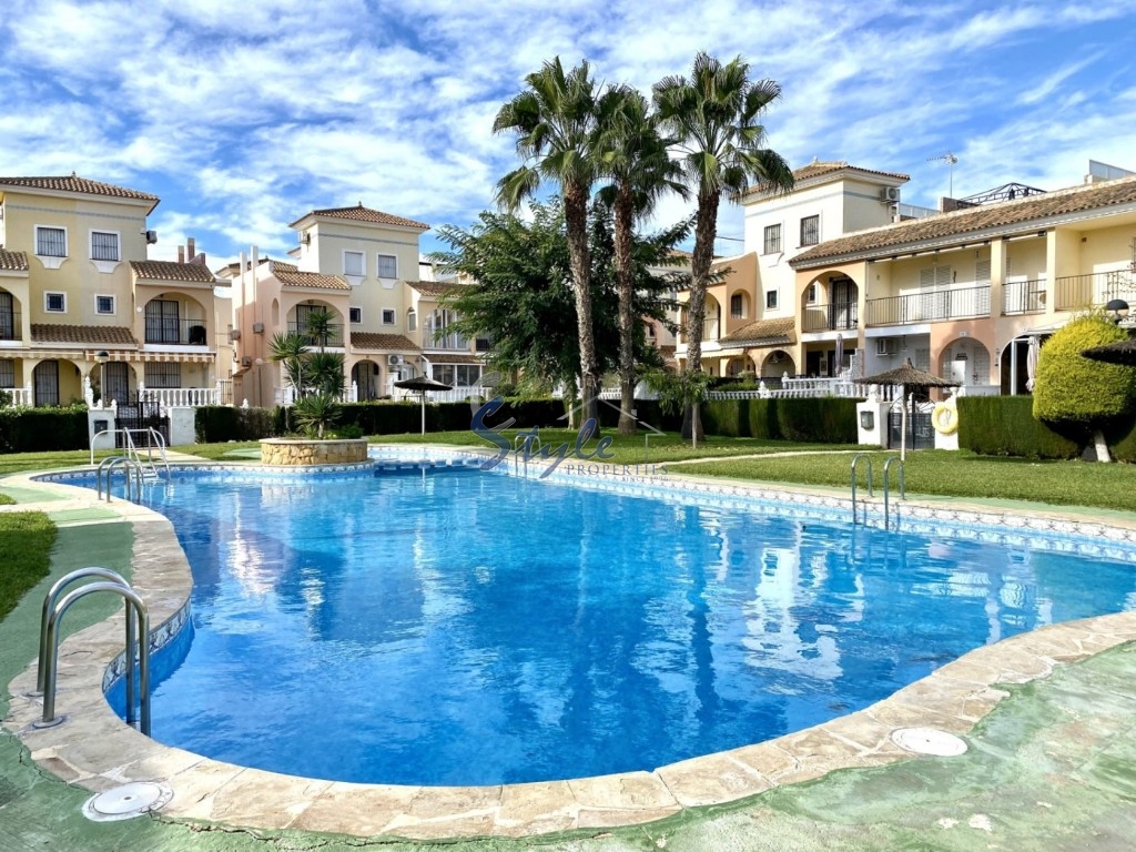 Comprar dúplex adosado con piscina, muy cerca del mar y ambas playas en Playa Flamenca, Orihuela Costa. ID: 4318