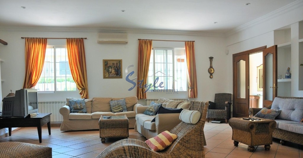 Buy Detached Villa in La Zenia Beachside, close to beaches of Orihuela Costa. ID: 4334