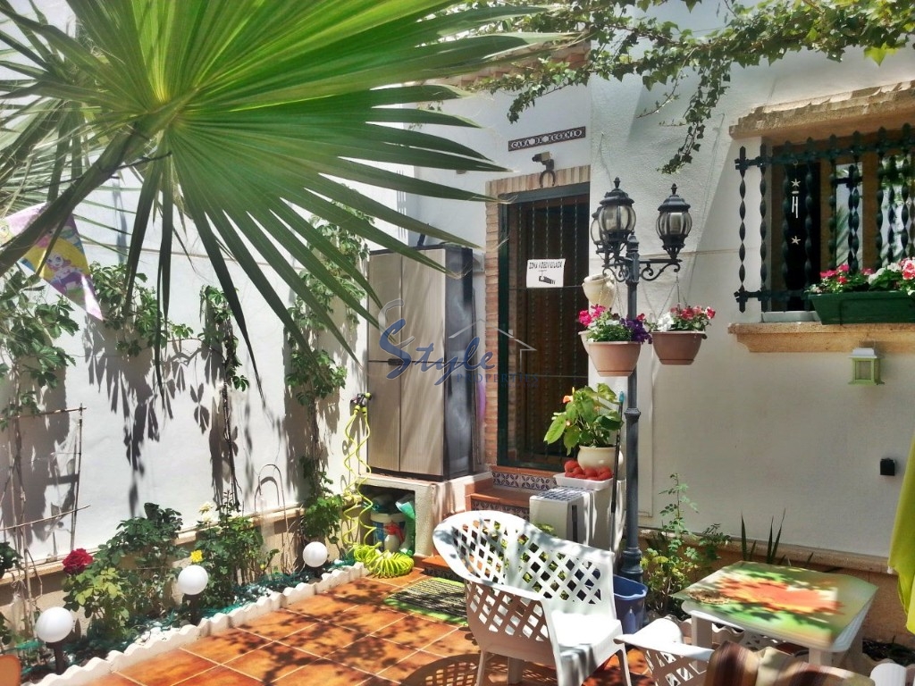 Buy Townhouse with private garden in Costa Blanca close to golf in Villamartin. ID: 4756