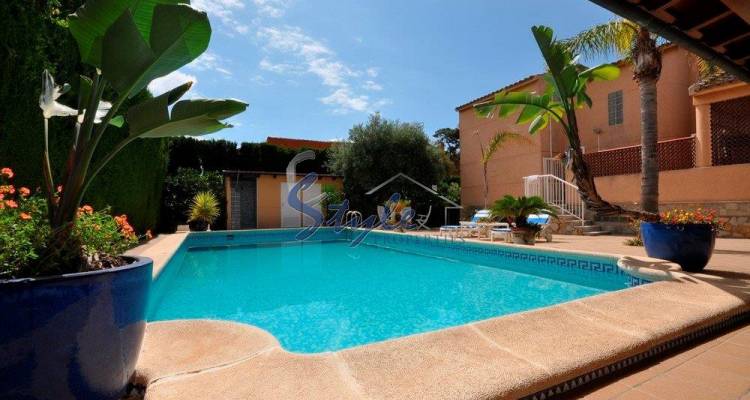 Comprar chalet independiente con bonitas zonas ajardinadas y piscina en La Veleta, Torrevieja. ID 4763