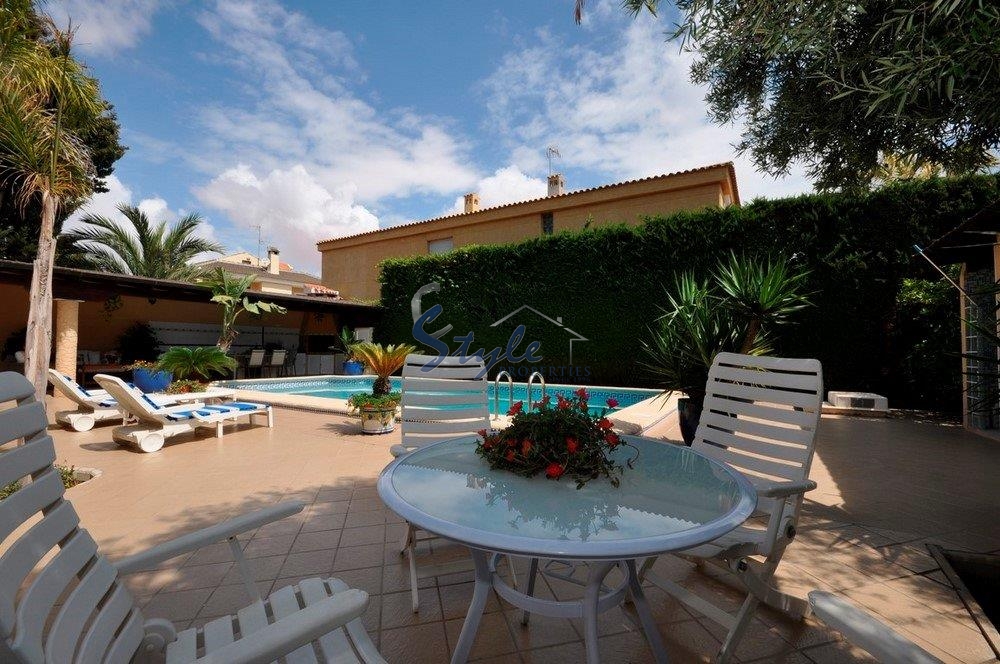 Buy independent villa with lovely garden areas and pool La Veleta, Torrevieja, Costa Blanca. ID: 4763