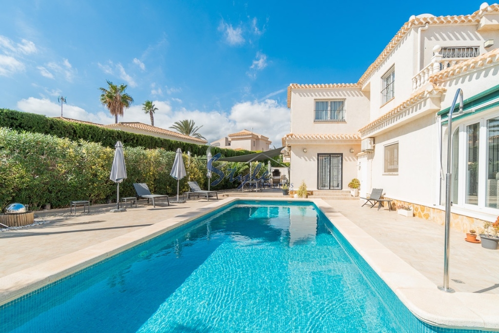 En venta villa en Playa Flamenca,Costa Blanca.ID1476