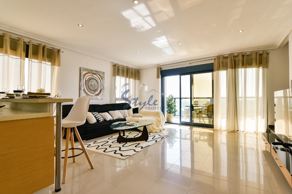 Buy penthouse apartment in Costa Blanca steps from the sea and beach in Torrevieja. ID: 4782
