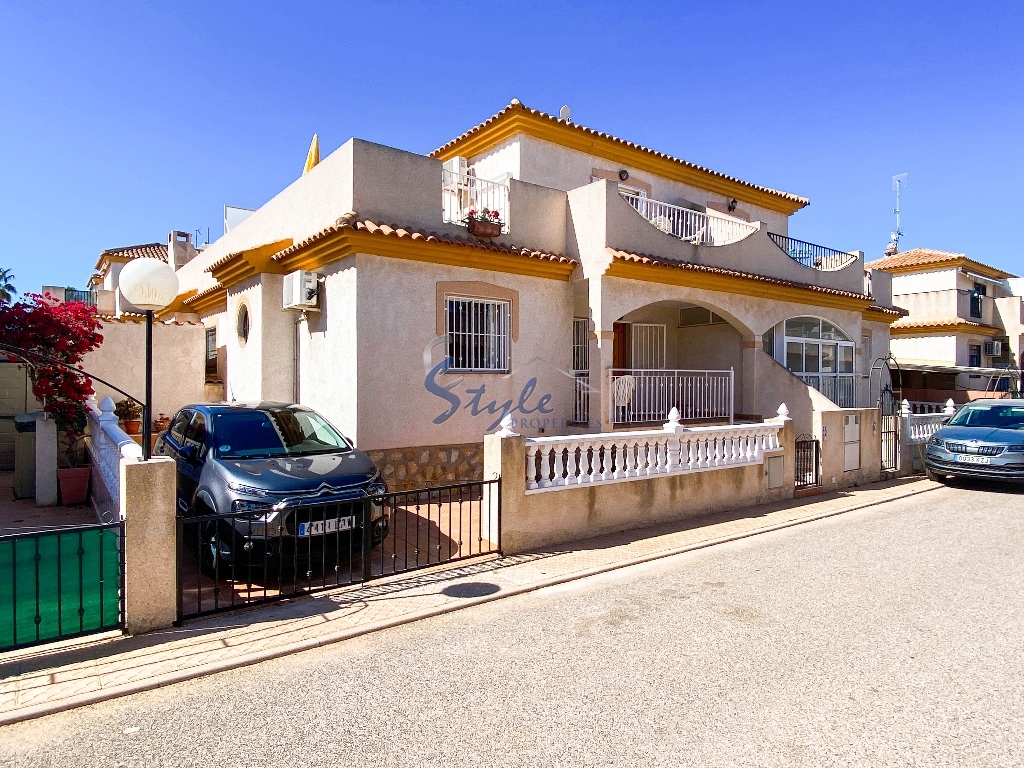 Cozy and sunny house for sale in La Zenia, Playa Flamenca, Orihuela Costa, Spain. ID2404