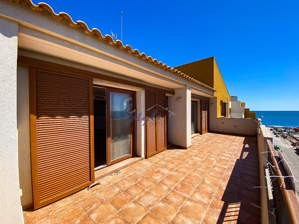 for sale beachside penthouse with sea views  in Punta Prima, Costa Blanca , Spain. ID575