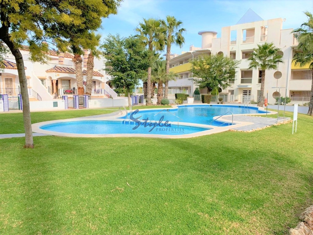 Buy Villa between golf courses in Orihuela Costa, Villamartin. ID: 4793